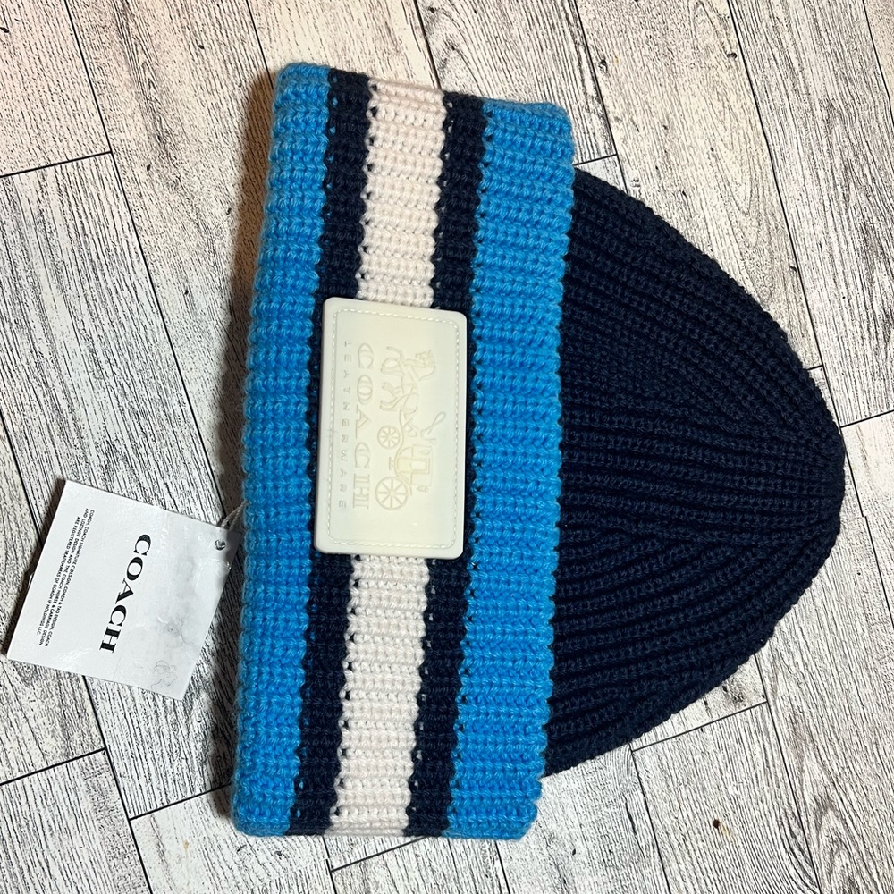 Coach Men’s Lt. Blue/ White/ Navy Blue Knit Beanie with Rubber Patch NWT - Picture 9 of 11